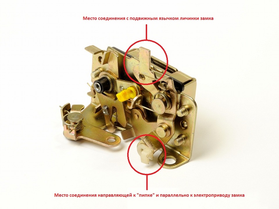 как разобрать личинку двери дэу нексия. 828c51u 960. как разобрать личинку двери дэу нексия фото. как разобрать личинку двери дэу нексия-828c51u 960. картинка как разобрать личинку двери дэу нексия. картинка 828c51u 960. В один прекрасные день замок багажника попросту перестал открываться с ключа. И брызгал всякими жидкостями, и прыгал вокруг машины с бубном — бесполезно. Пришлось покупать новый. Соответственно пришлось носить 2 ключа, от замка зажигания и дверей и от багажника. Хоть с кнопки открывается хорошо, но каждый раз открывать водительскую дверь… Старый замок выкидывать не стал, решил поколдовать над ним в свободное время. Вот время и пришло. После безуспешный поисков во всемирной паутине о том как разобрать замок и вытащить личинку начал действовать методом научного тыка. Как всегда все оказалось довольно таки просто, если уже знаешь что нужно делать. Что бы разобрать замок необходимо сжать стопорное колечко. Я сделал это при помощи вырезанных из жести полосок, которые просунул между корпусом рычага и колечком.