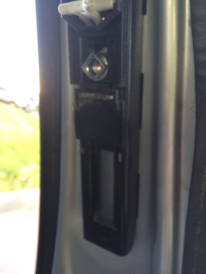 Ремни безопасности плохо возвращаются что делать. 828d20as 960. Ремни безопасности плохо возвращаются что делать фото. Ремни безопасности плохо возвращаются что делать-828d20as 960. картинка Ремни безопасности плохо возвращаются что делать. картинка 828d20as 960. Ремень безопасности с пассажирской стороны стал еще хуже возвращаться обратно после использования. Когда пассажир спереди выходит и отстёгивает ремень, то он потом еще какое то время болтается и вяло — вяло возвращается назад. И проблема тут совсем не в пружине натяжителя и механизма, а в обычном скоплении пыли и грязи на петле внутри обшивки, через которую проходит ремень. Видел тут на Драйве несколько постов на эту тему. Некоторые пол машины разбирают, чтобы добраться до механизма ремней безопасности, снять его, перетянуть пружину и собрать все обратно. Делать этого совершенно не нужно. Тут поможет старая добрая силиконовая смазка. Решение проблемы, к стати, нашел на форуме Меган Клуба. Ремни безопасности плохо возвращаются что делать. 828d20as 960. Ремни безопасности плохо возвращаются что делать фото. Ремни безопасности плохо возвращаются что делать-828d20as 960. картинка Ремни безопасности плохо возвращаются что делать. картинка 828d20as 960. Ремень безопасности с пассажирской стороны стал еще хуже возвращаться обратно после использования. Когда пассажир спереди выходит и отстёгивает ремень, то он потом еще какое то время болтается и вяло — вяло возвращается назад. И проблема тут совсем не в пружине натяжителя и механизма, а в обычном скоплении пыли и грязи на петле внутри обшивки, через которую проходит ремень. Видел тут на Драйве несколько постов на эту тему. Некоторые пол машины разбирают, чтобы добраться до механизма ремней безопасности, снять его, перетянуть пружину и собрать все обратно. Делать этого совершенно не нужно. Тут поможет старая добрая силиконовая смазка. Решение проблемы, к стати, нашел на форуме Меган Клуба.