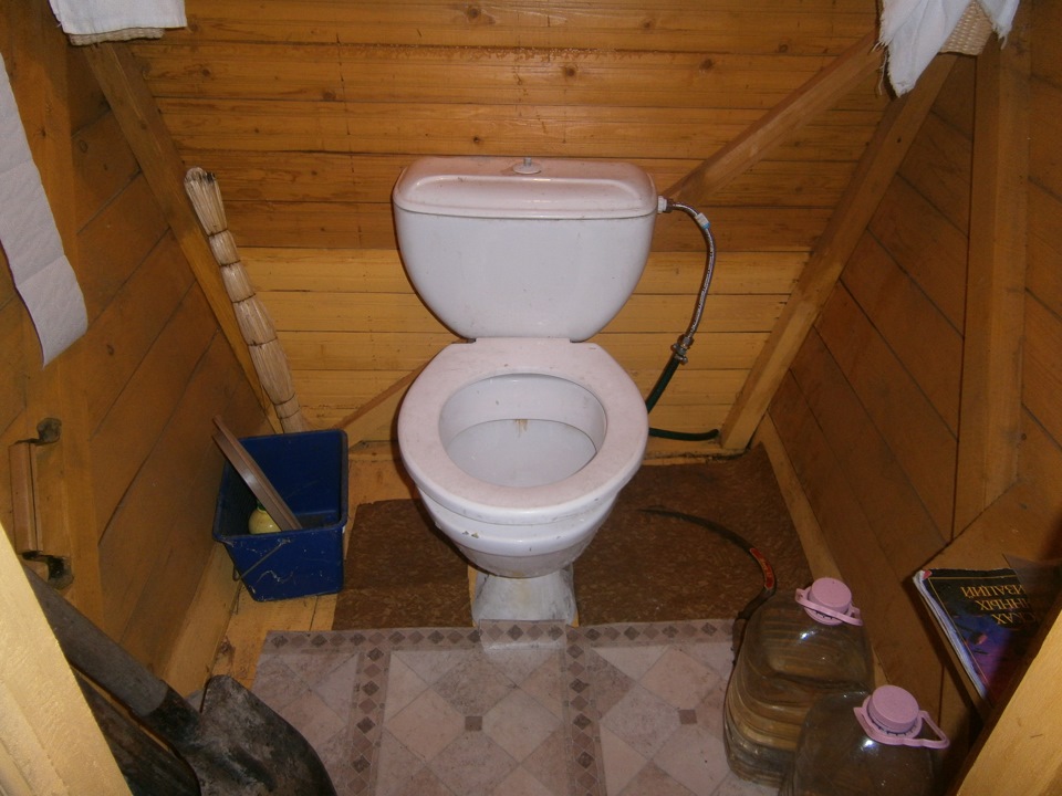 туалет в деревне с унитазом