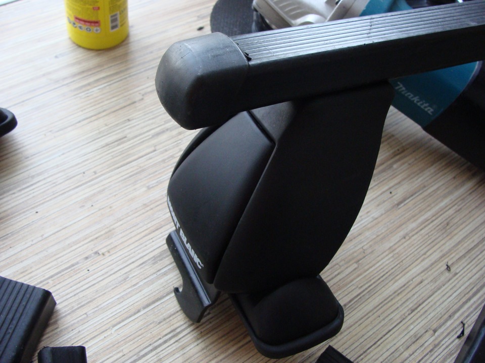 предназначен для установки как на 3д, так и на 5д авто, но поперечины изначально торчали сильней в стороны и я сразу знал что буду их подрезать — Volkswagen Golf Mk4