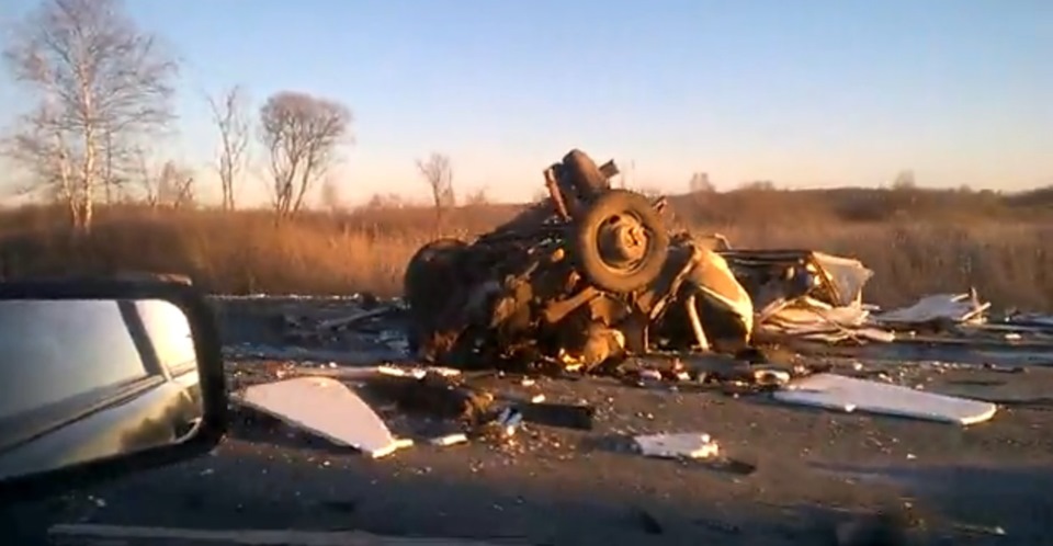 В Пышме грузовую ГАЗель раздавило после столкновения с двумя МАЗами ...