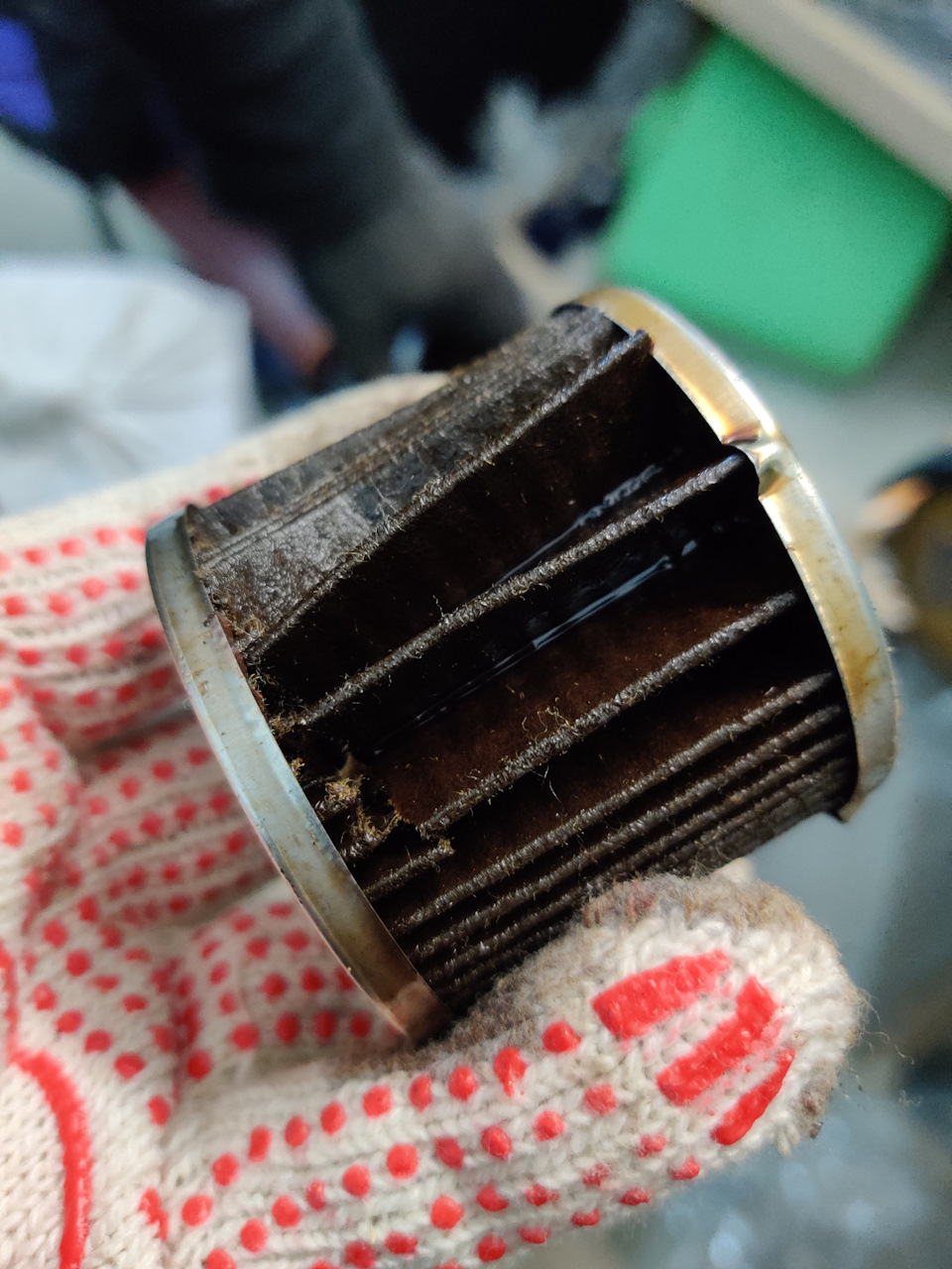 Я бы даже сказал хрупкий… Небольшое усилие — и он ломается и крошится… Напомню что у MAHLE очень прочный фильтрующий элемент, который практически не поддаётся деформации… — Daewoo Gentra