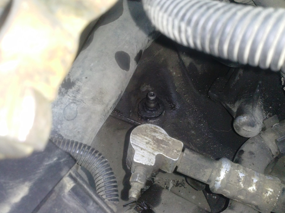 Штуцер сцепления фольксваген. Где находится штуцер. Штуцер прокачки сцепления opel astra h. Штуцер форд фокус 1 штуцер сцепления. Штуцер прокачки сцепления лачетти 1.
