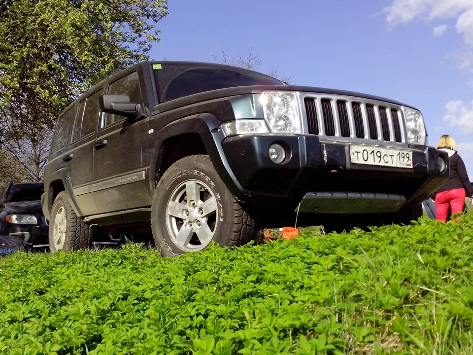 Jeep Commander XK. Джип командер бездорожье. Jeep Commander колёса 33 дюйма. Грязевая резина джип коммандер.
