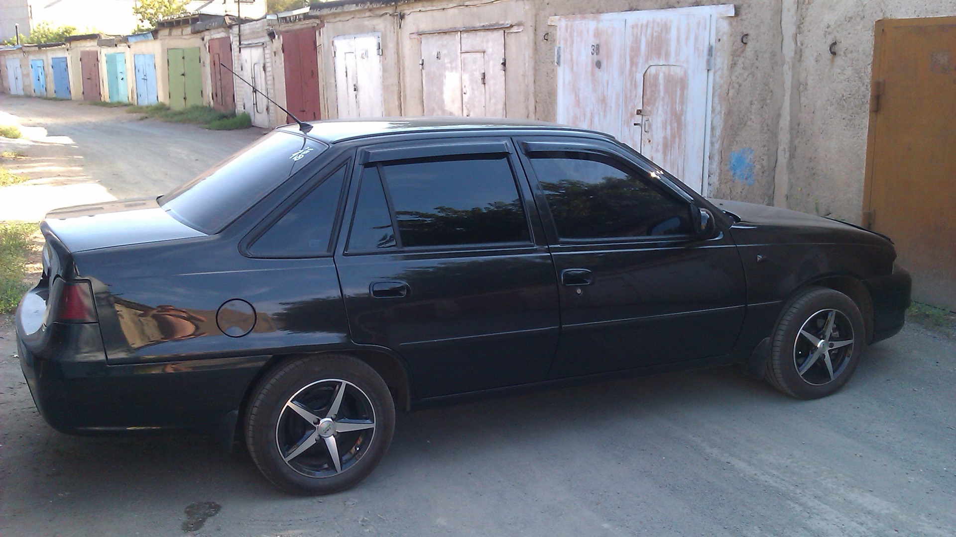 Daewoo Nexia 1 6 черная