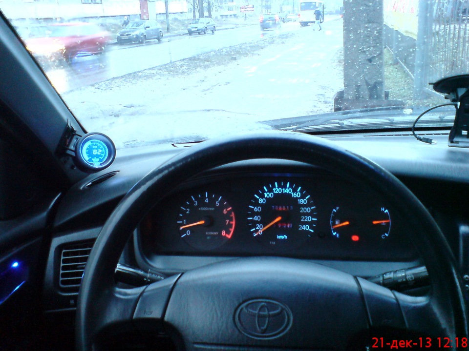 Ну и общий план из глаз водителя. Обзору к стати не мешает ни грамма. — Toyota Carina E