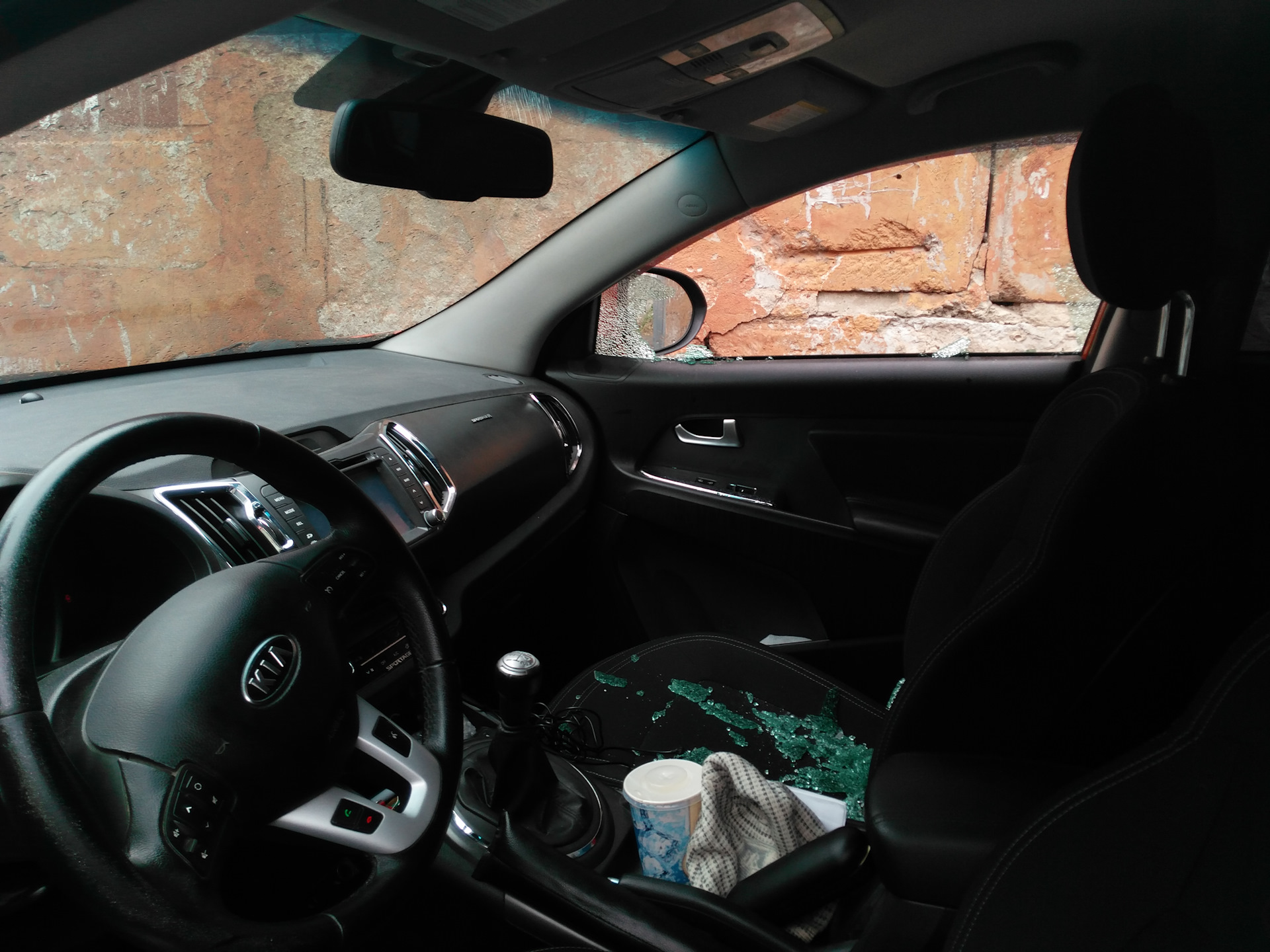 Как снимать разбитое лобовое стекло kia rio