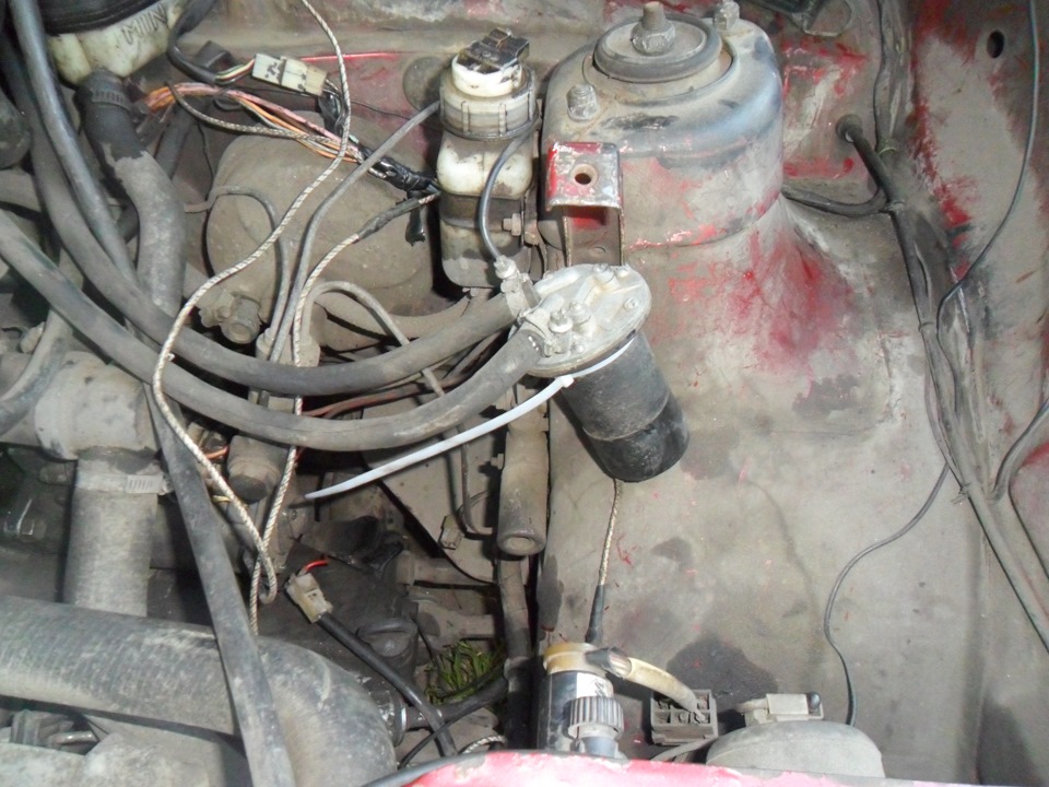 Убираем старый родной бензонасос, ставим электрический с Запорожца ...