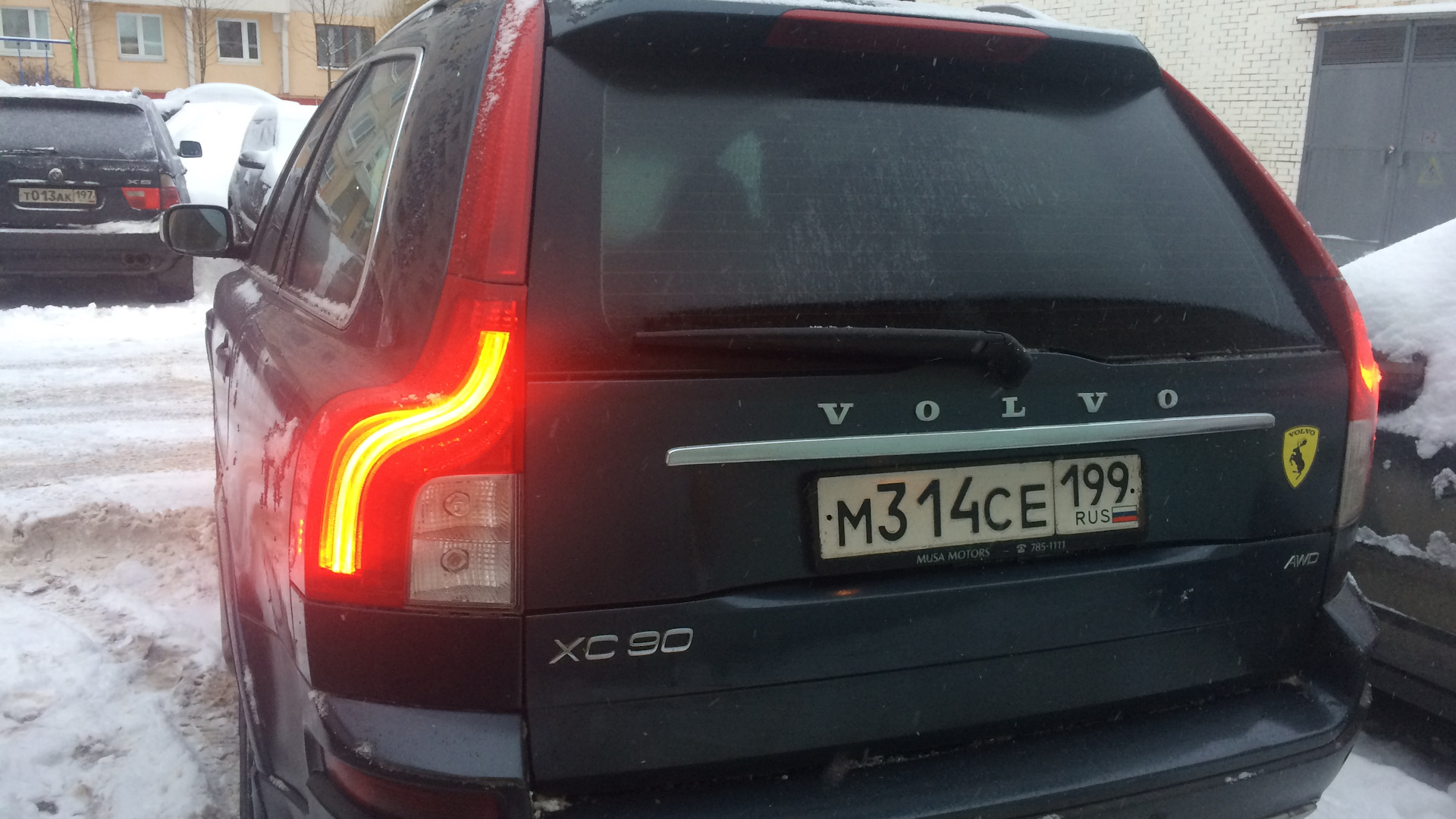 Стоп сигнал хс90. Volvo xc60 лампочка стоп сигнала. Задние фары машины. Вольво хс90 свет задних фонарей. Задние стоп сигналы на вольво хс70 дизель.