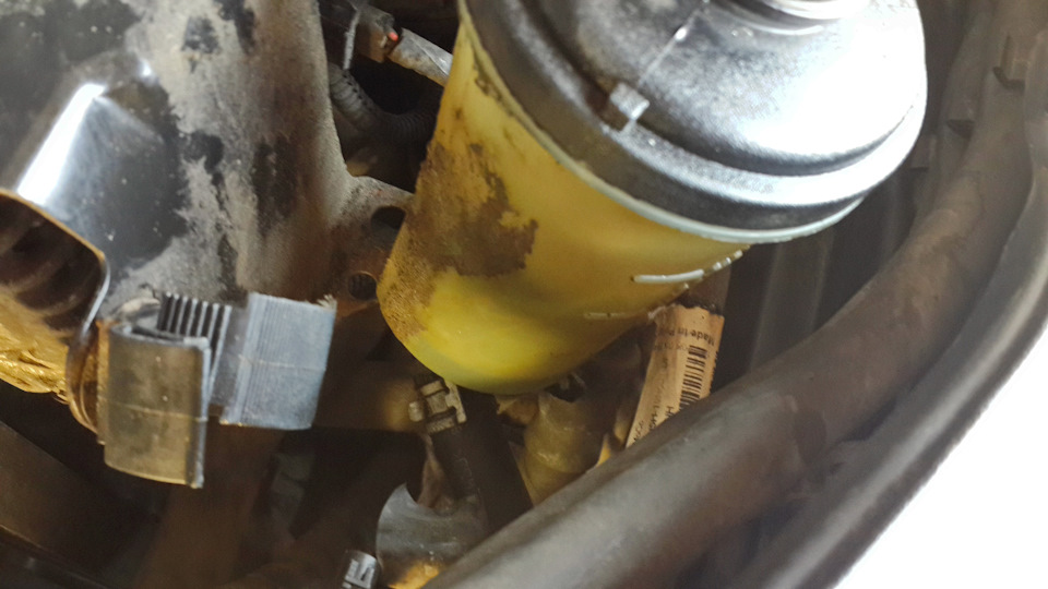 Тут видно обратный шланг, который подает в бочек жидкость. — Volvo C30