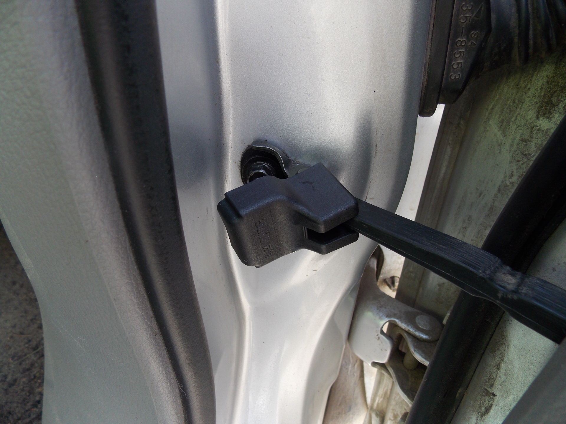 Китайские закрывашки на петли ограничителя дверей — Mazda Demio (2G), 1 ...