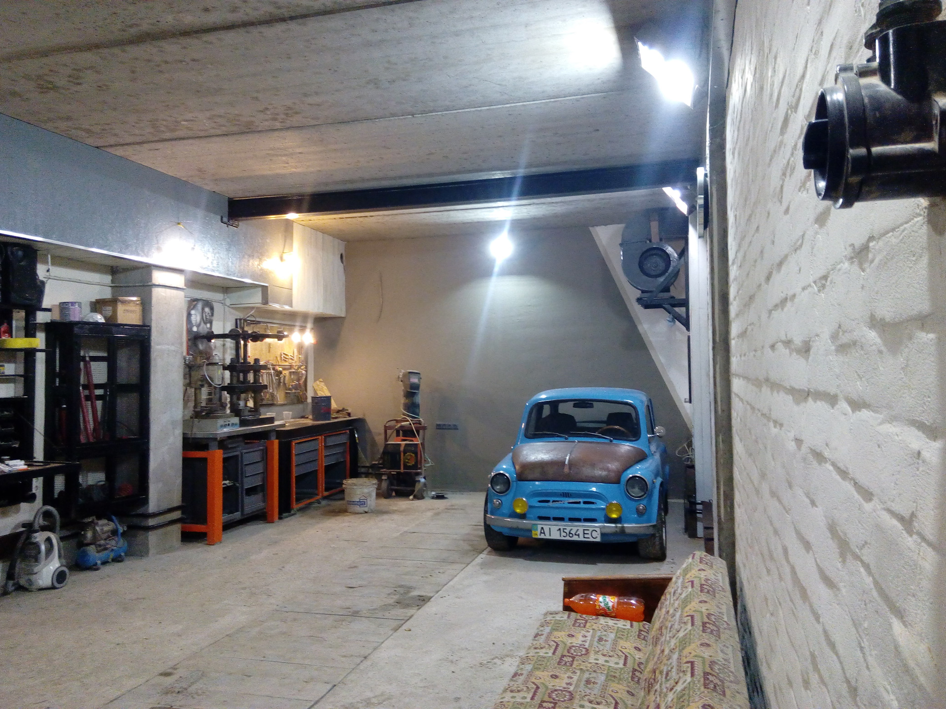 Ремонтный гараж. Ремонтная зона в гараже. Планировка гаража внутри. Гараж внутри. Интерьер автосервиса в гараже.