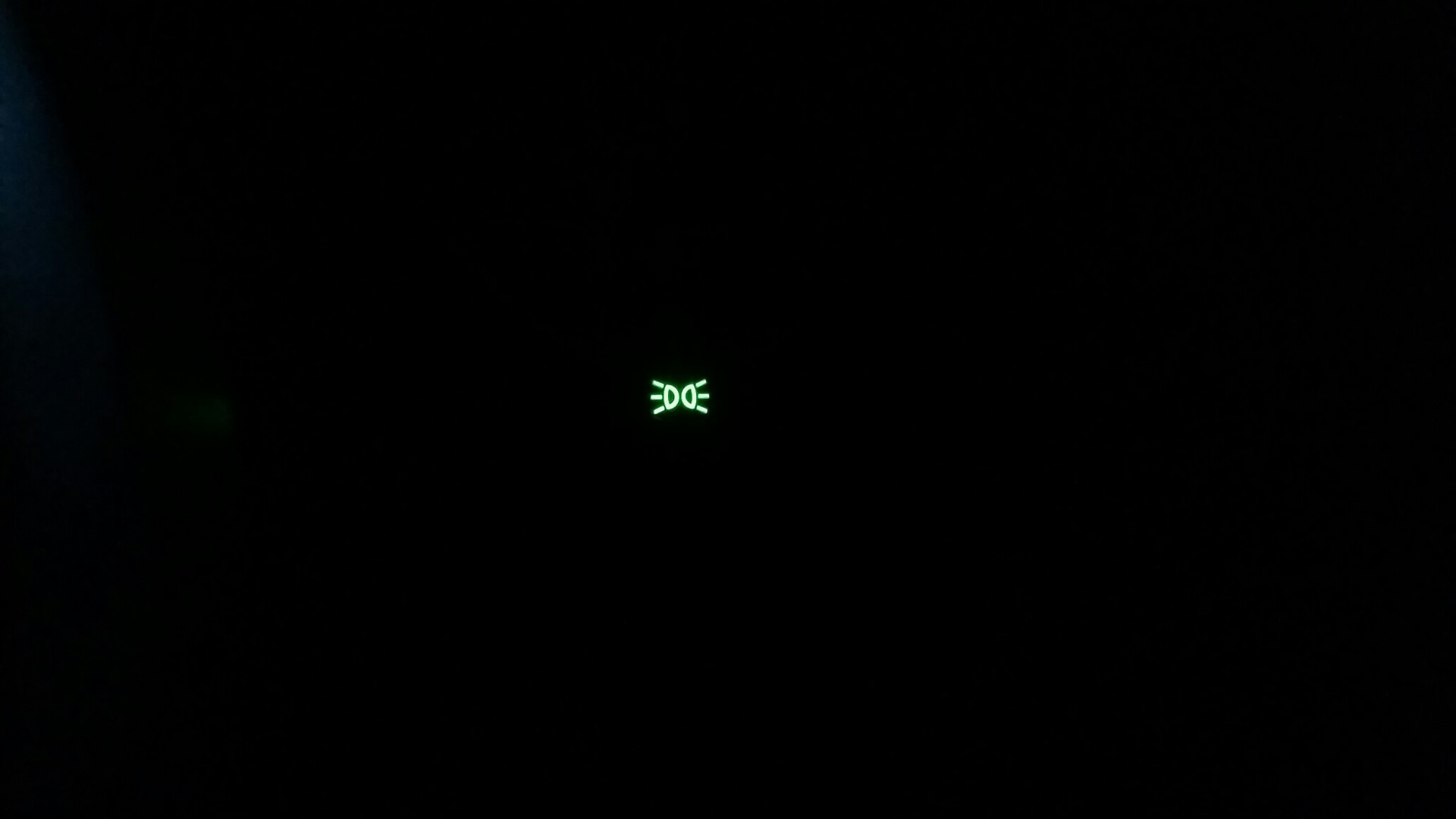 Телевизор загорелся зеленый. Зеленый огонек на айфоне что это.