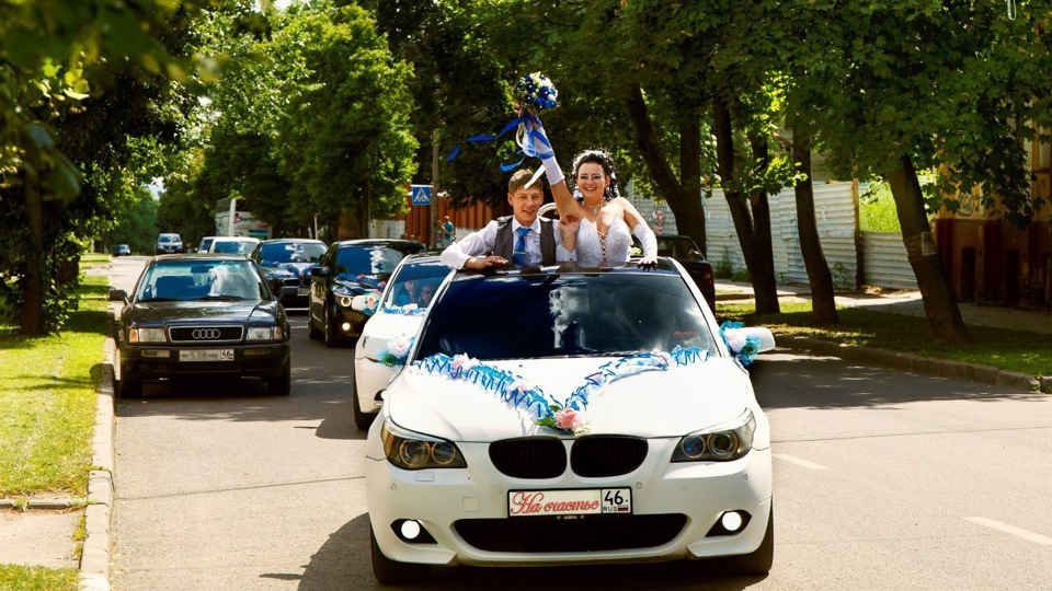 Аренда автомобилей курск. Свадебный кортеж BMW. Кортеж в Курске. Свадебный Мустанг. Престижно ли на свадьбу кортеж из БМВ.