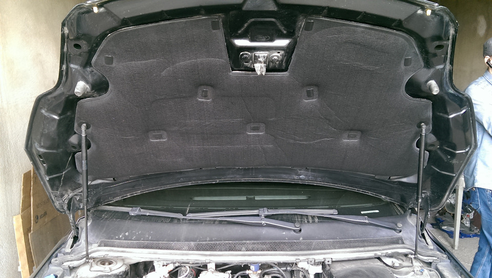 Штатная шумоизоляция капота — Ford Focus Hatchback, 2.0 л., 2008 года ...