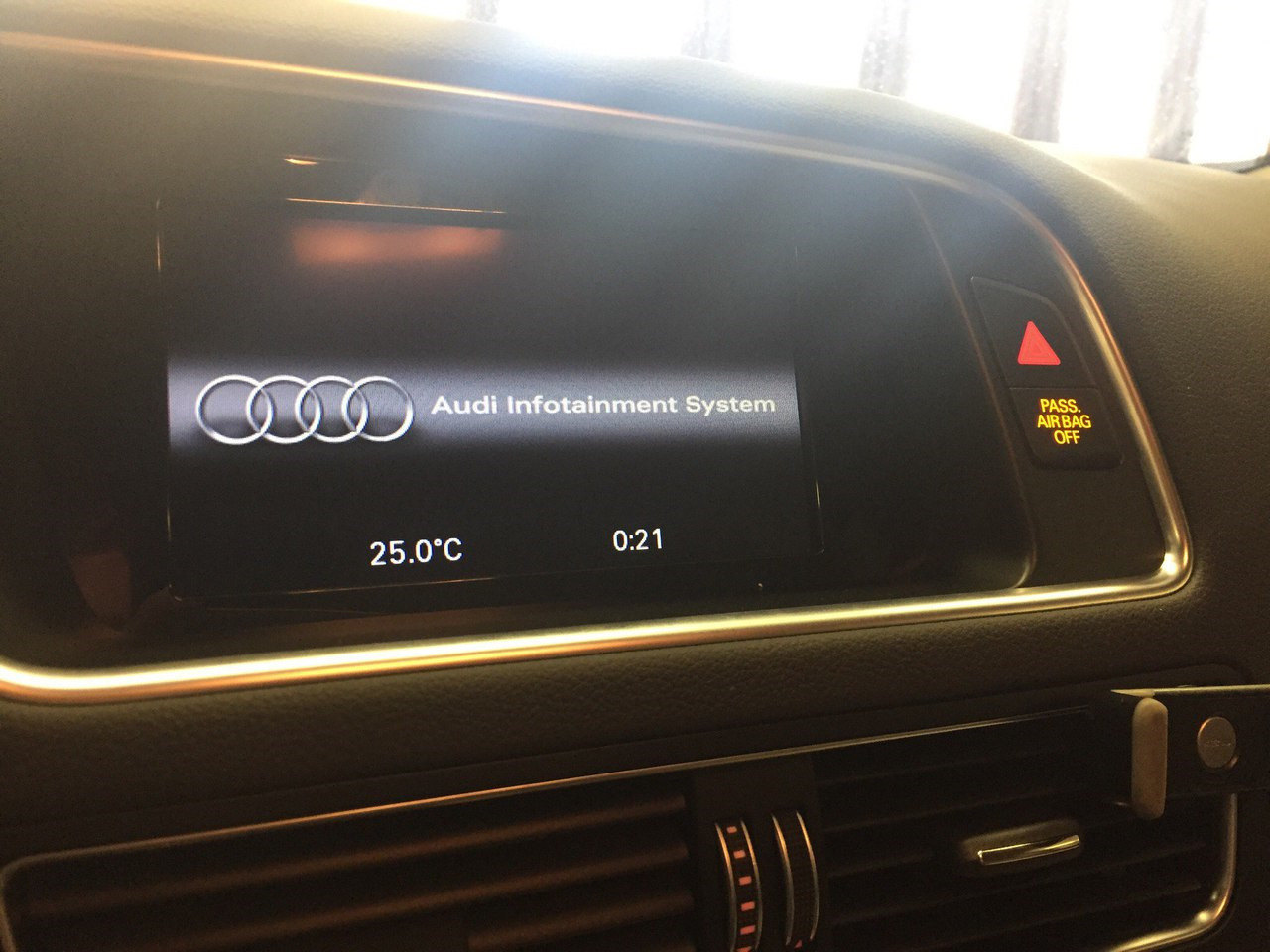 Опция выключена. Подушка безопасности пассажира Ауди. Подушка Ауди q5. Датчик подушки безопасности Audi q3. Отключение подушек безопасности на Audi q5.