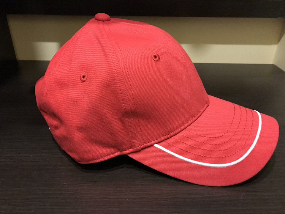 Бейсболка Audi красная — оригинальный номер 3131400910 — Audi Allroad (C5). Запчасти на фото: 3131400910