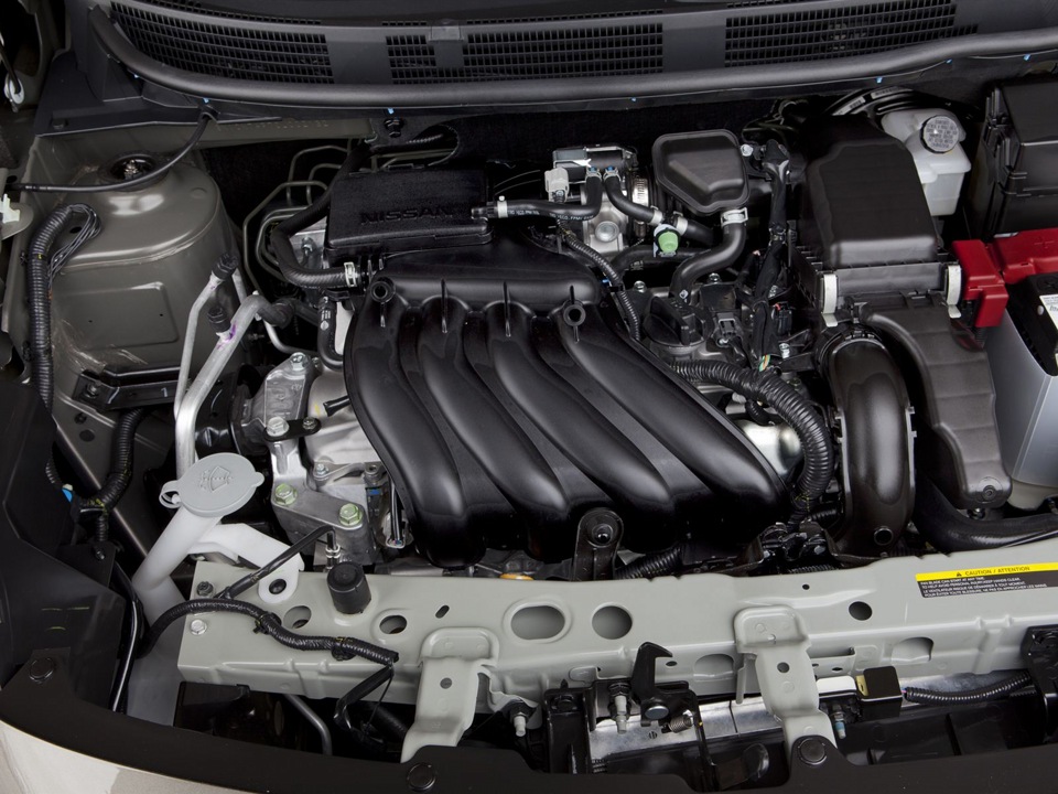 Ниссан кашкай j11 какой двигатель. Двигатель Тиида 1.6. Мотор Ниссан Тиида 1.6. Подкапотное пространство Nissan Tiida. Nissan Note 2012 под капотом.