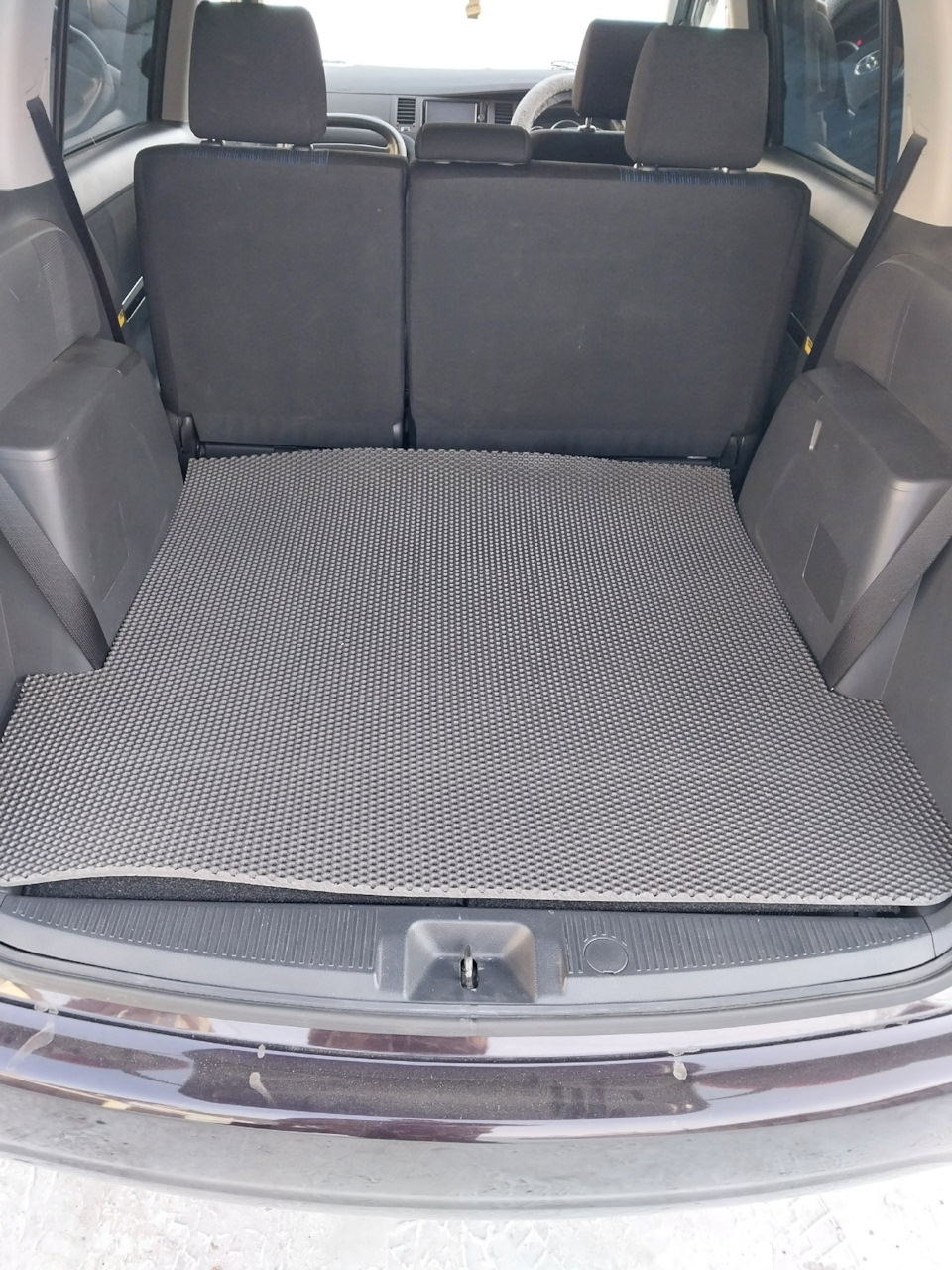 Ева коврик в багажник — Toyota Isis, 1,8 л, 2013 года | аксессуары | DRIVE2