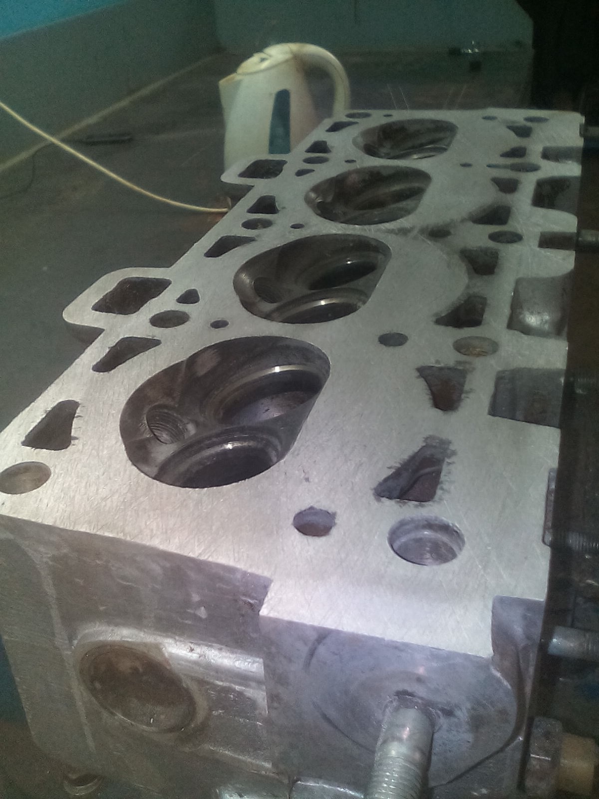 Фрезеровка плоскости блока цилиндров. Шлифовальная плита для для притирки блока цилиндров. Камера сгорания ваз 2107. Фрезеровка головки гбц. Как шлифануть гбц.