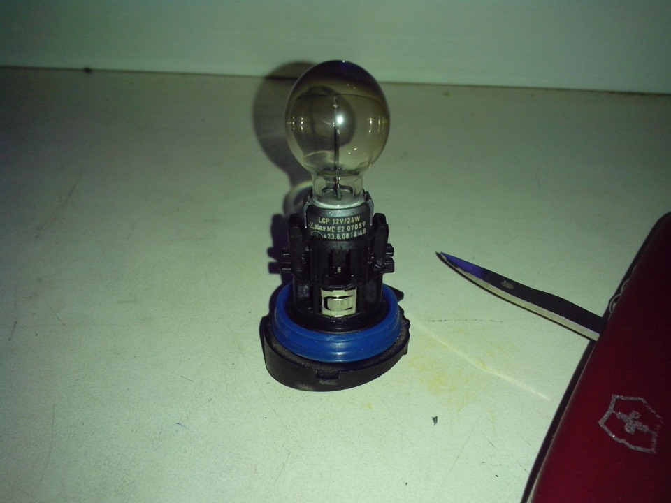 Вытаскиваю патрон с лампой. — Citroen C5 (2G)