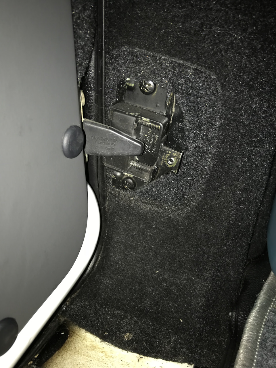 Замена скобы замка хлопушки — Volkswagen Transporter T4, 2,5 л, 1995 ...