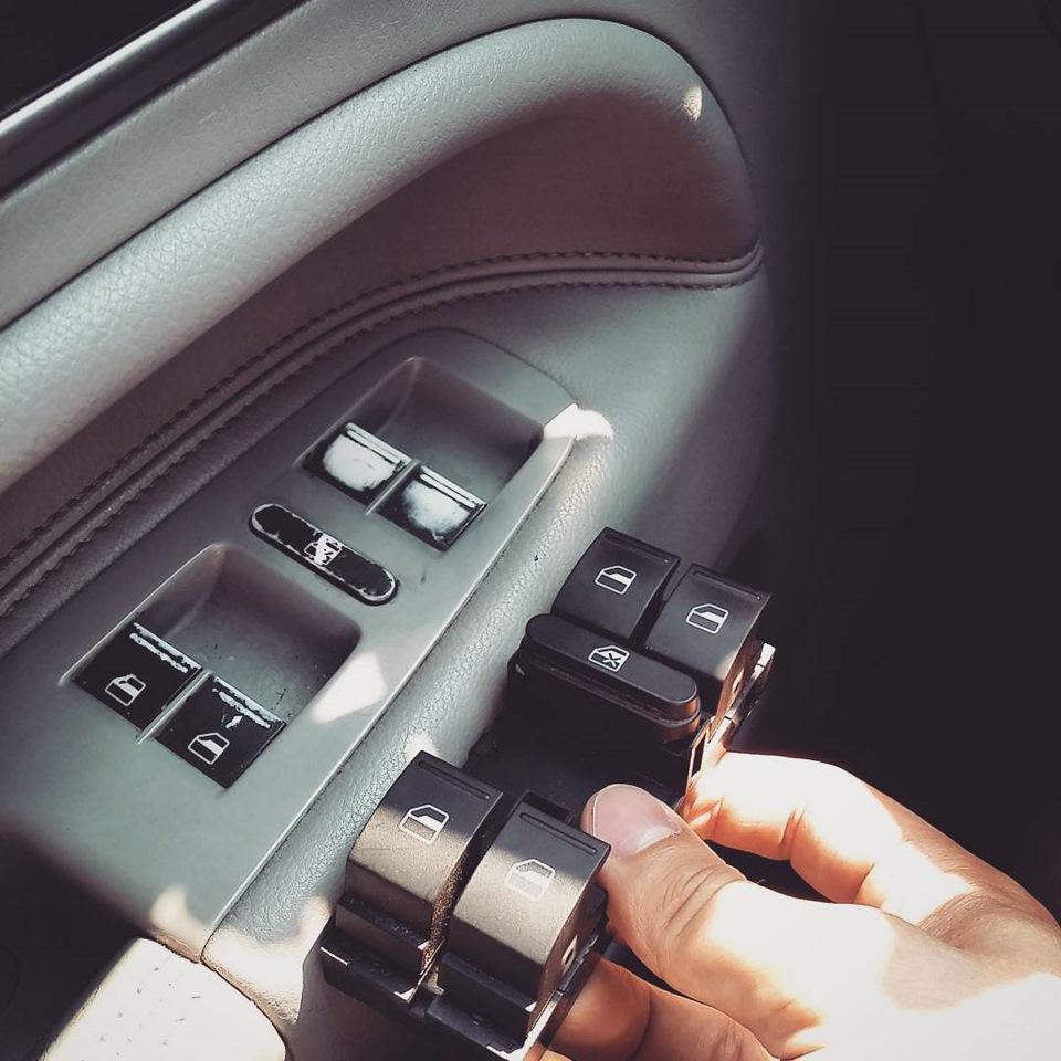 Как снять панель управления стеклоподъемниками? — Volkswagen Touareg ...