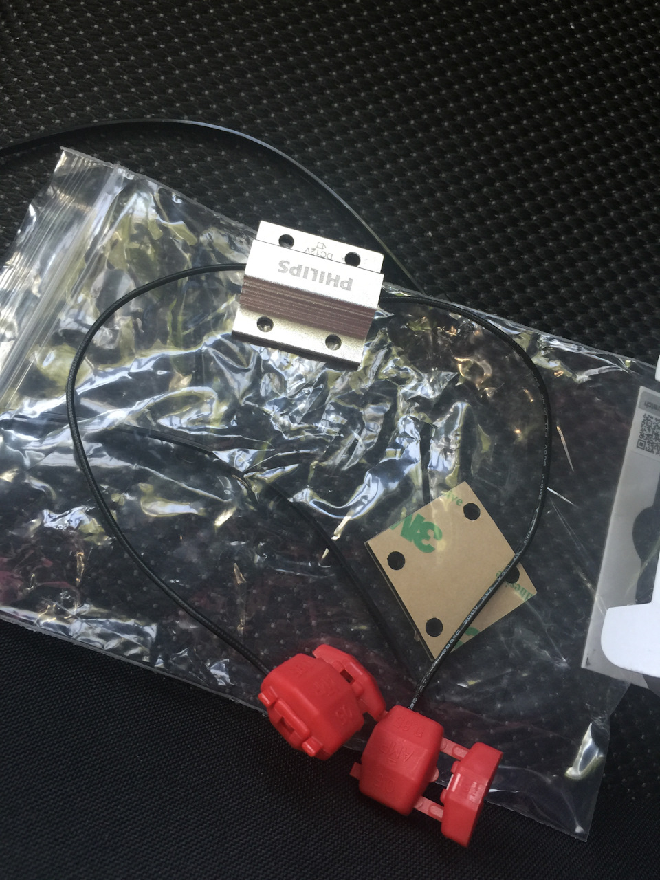 Внутри упаковки пара canbus устройств+хомуты, 3м скотч — MINI Countryman (1G)