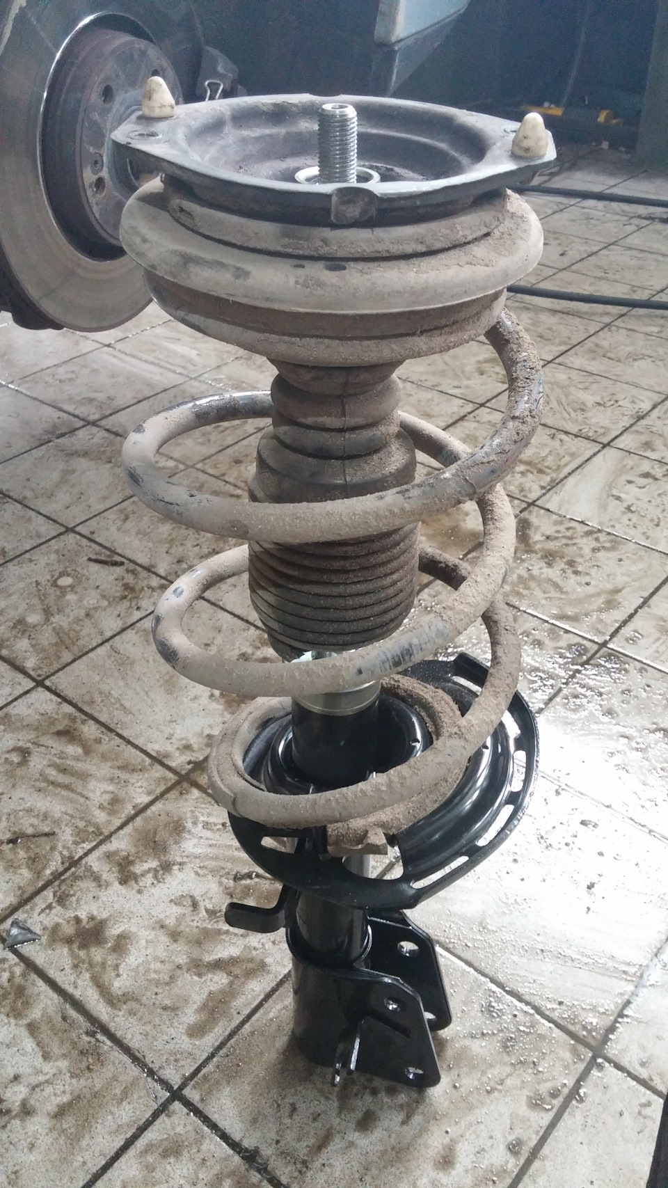 Очередная замена передних аммортизаторов или МИРОВОЙ ЗАГОВОР ...