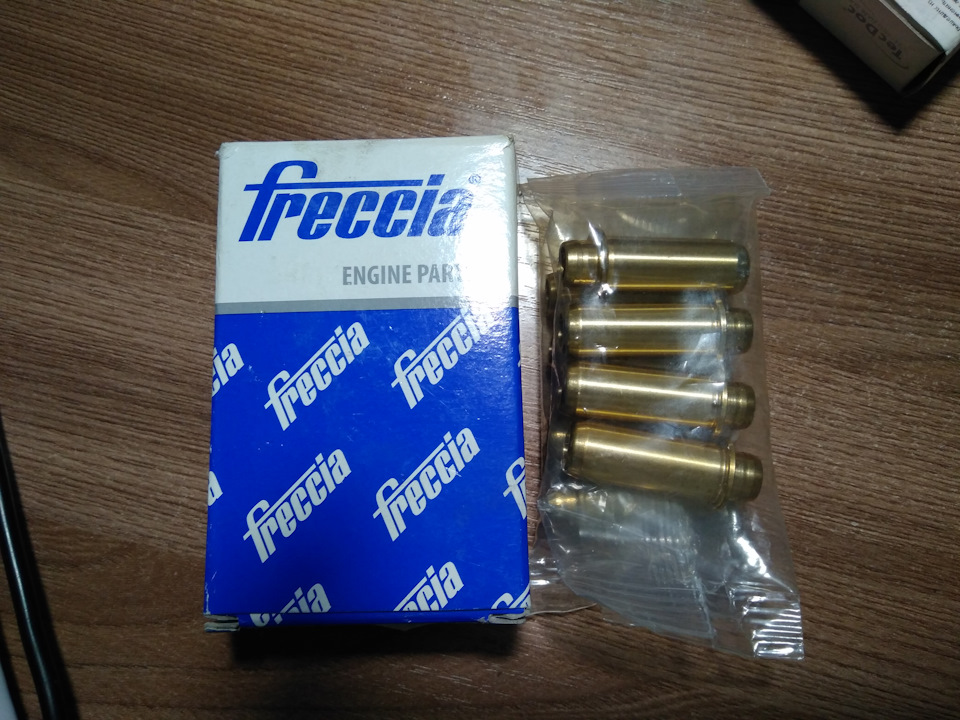 Направляющие клапанов ауди 80 б3 1. 0 tdi. Ауди 100 2,2 направляющие клапанов. 8. Втулка д37-1007033-а2 направляющая клапанов.