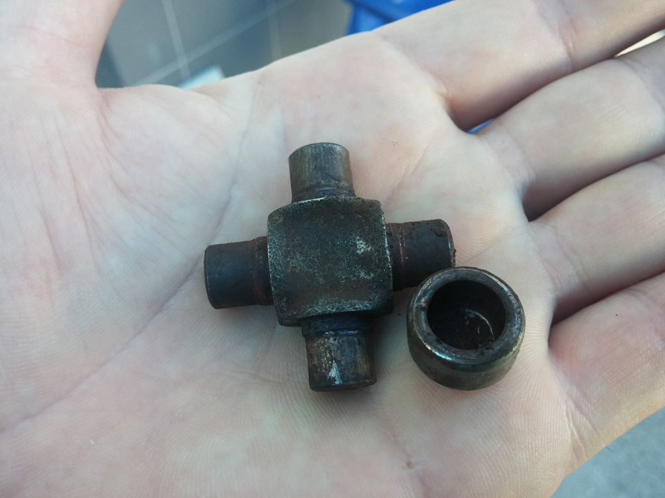 А вот и о-о-очень уставшая крестовина. Даже невооружённым взглядом видно как сильно разбита втулка. И так все четыре. — Volkswagen Caravelle (T3)