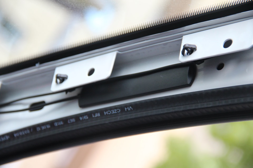 затем там же крепим GPS Антенну и тянем кабель под сидения — Volkswagen Golf GTD (Mk6)