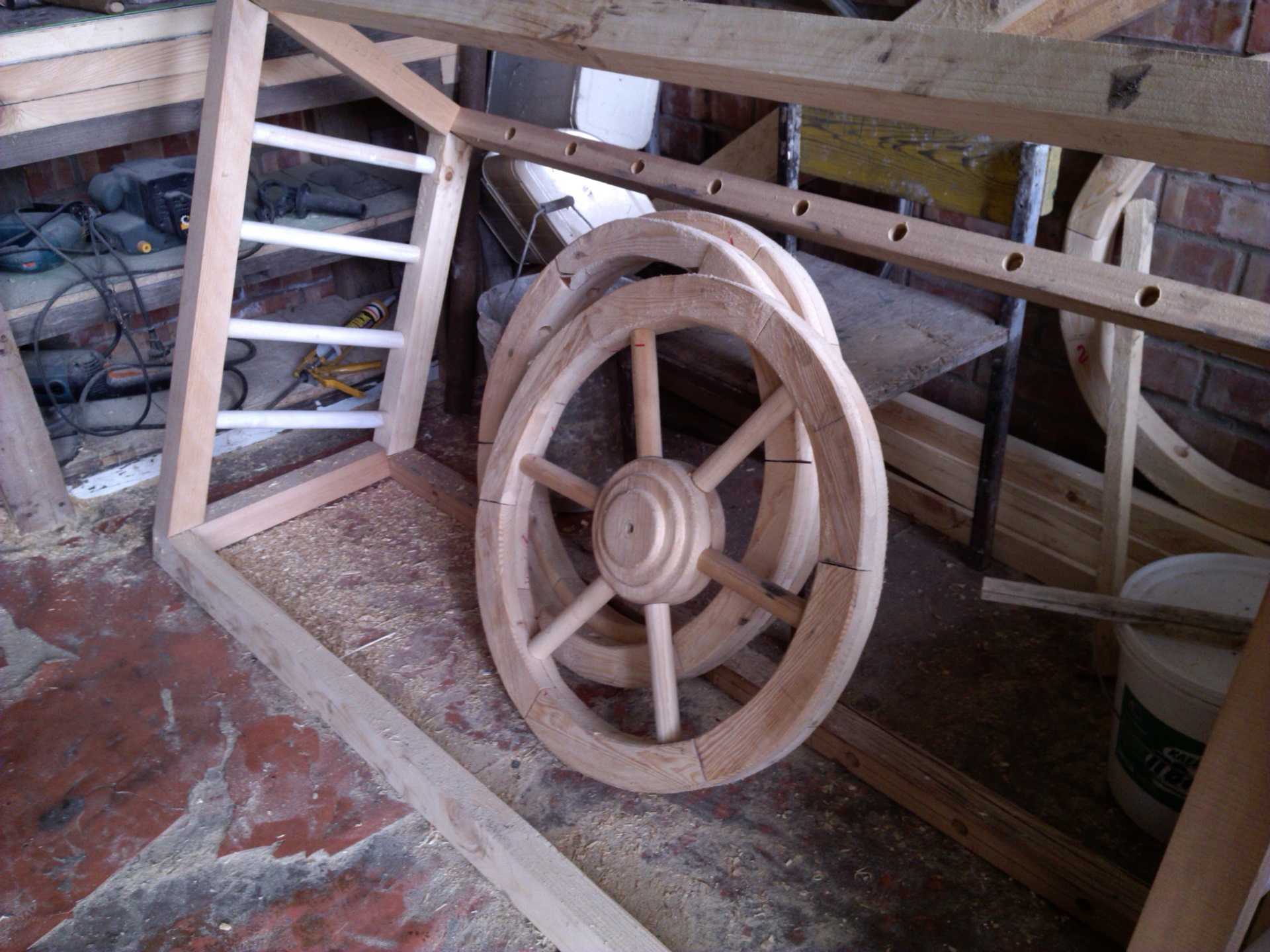 Телега сколоченная на скорую руку. Колесо телеги. Колесо от телеги деревянное. Колесо из дерева. Деревянное колесо своими.