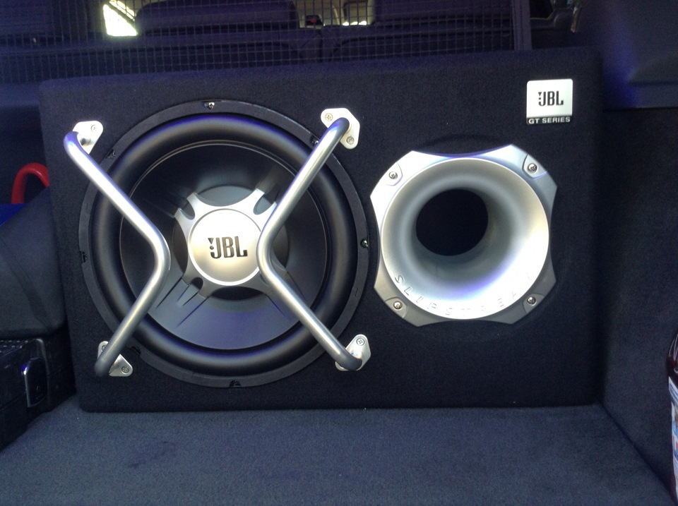 Volvo сабвуфер. Сабвуфер Volvo v90. JBL Bass Pro 12. Активный сабвуфер Volvo. By Subwoofer Volvo v50.