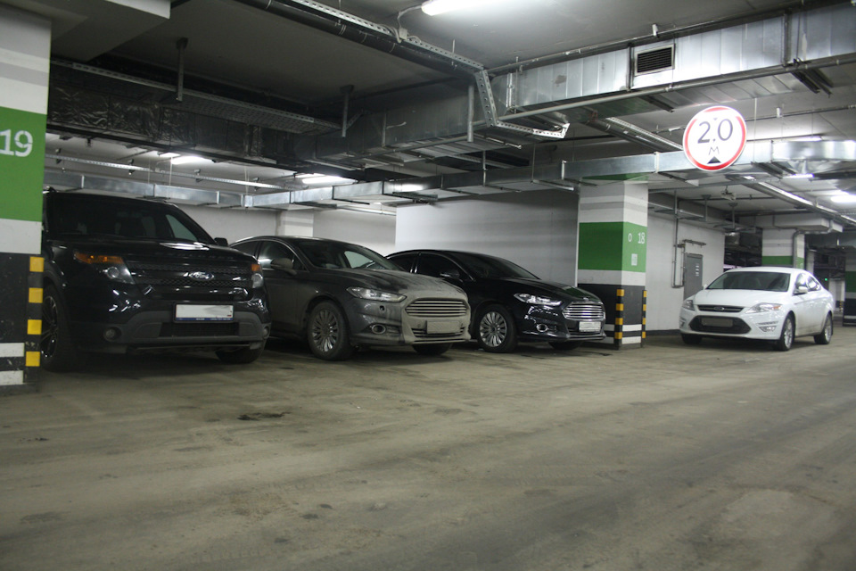 Шел второй час встречи. Они еще ничего не подозревают. — Ford Explorer (5G)