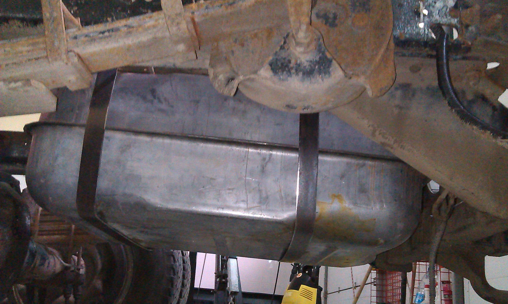 Бак топливный газель некст. Дополнительный бак на ленд крузер 80. Топливный бак тойота ленд крузер 100. Бак топливный газон некст 250 литров. Крепление бака соболь.