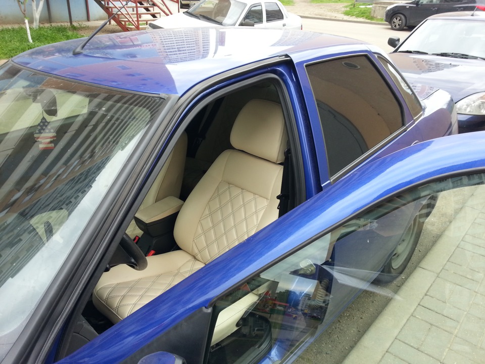 Салон белая кожа с ромбиком — Lada Приора седан, 1,6 л, 2011 года ...