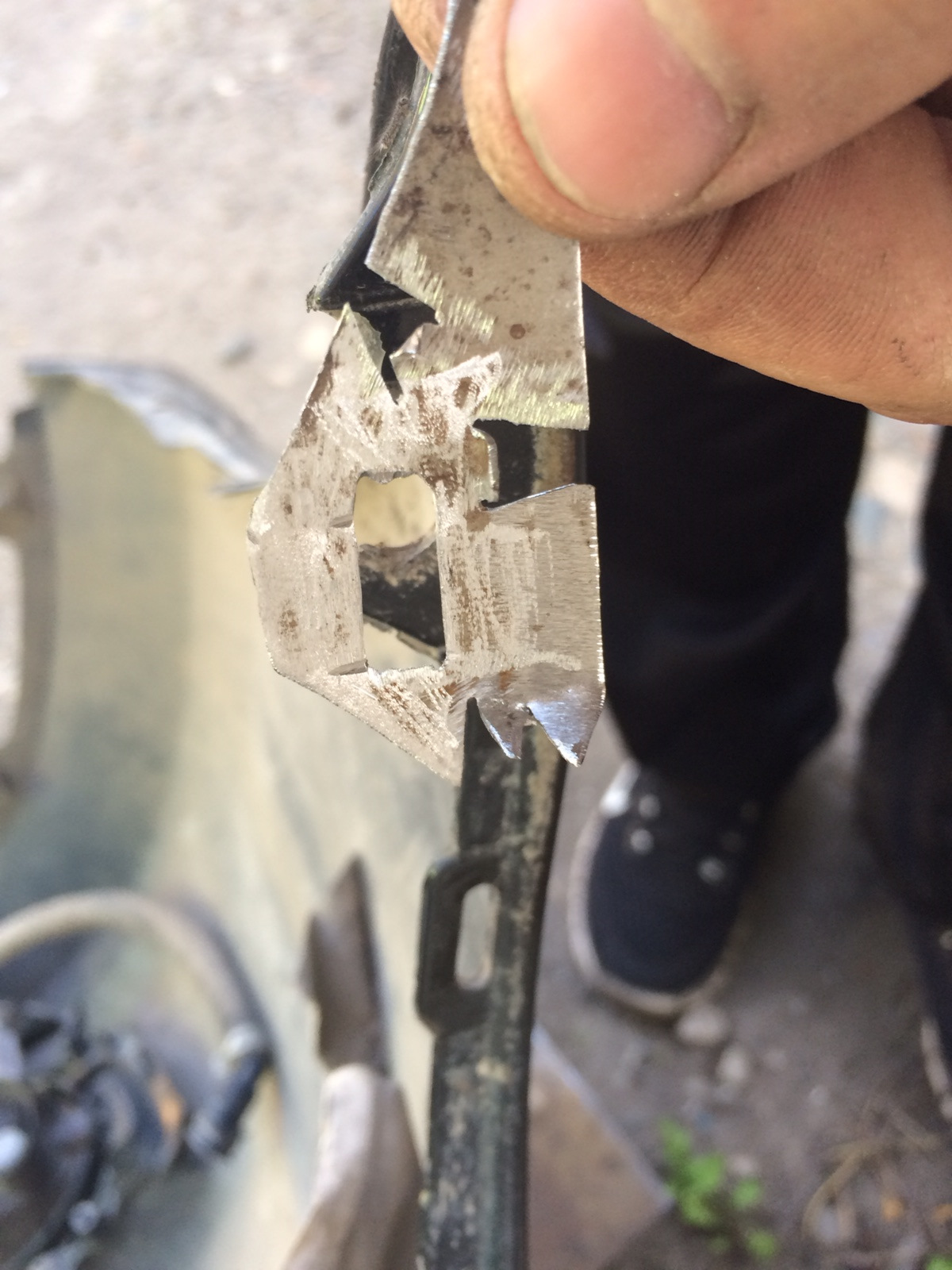 Восстановление крепления фары своими руками. Как восстановить крепление. Восстановить пластиковое крепление. Как восстановить крепление. Крепеж пластика салона.