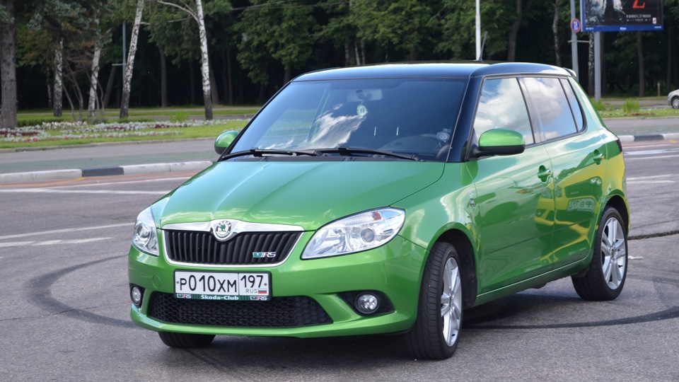 Skoda Fabia зеленая