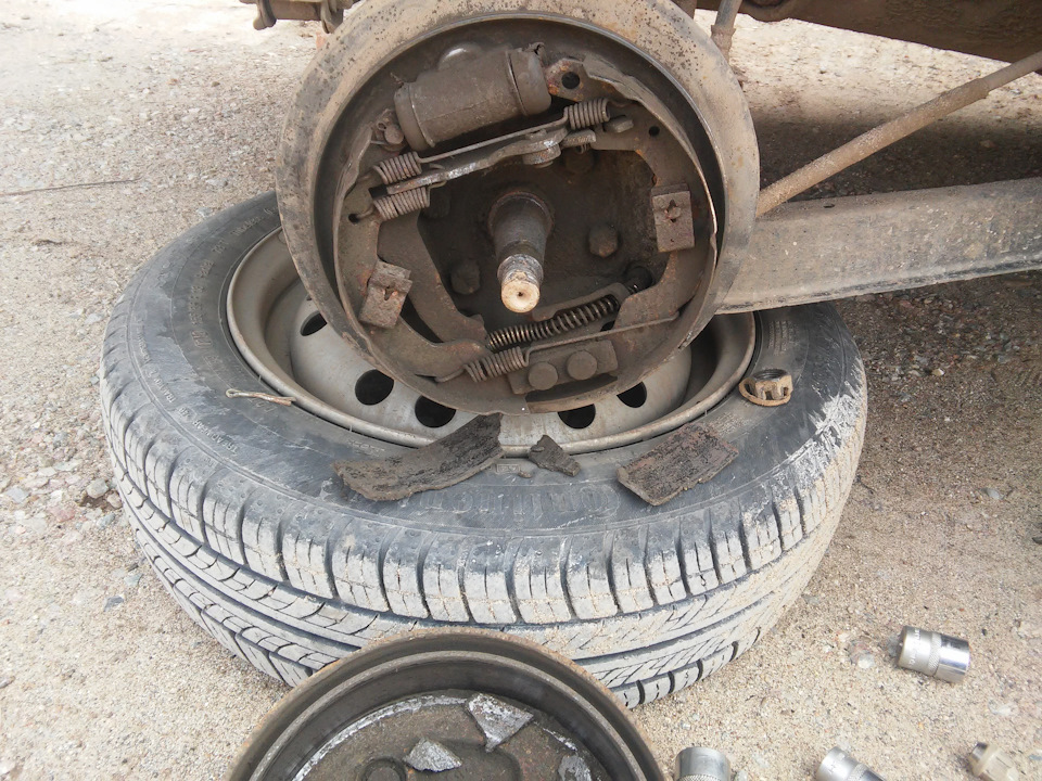 Скрежет и стук при торможении в заднем колесе. — BYD Flyer, 0,8 л, 2006 ...