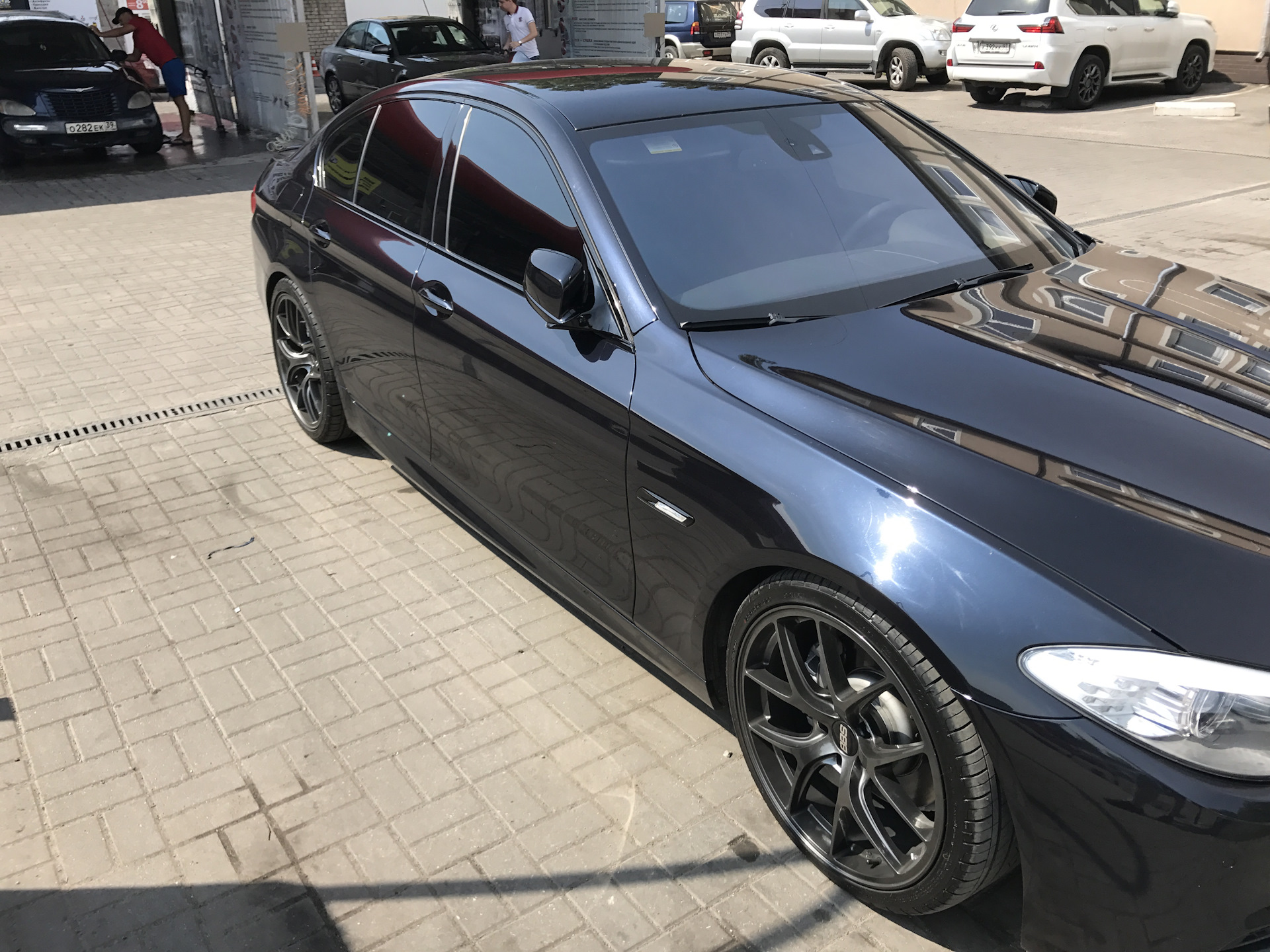 Цвет карбон шварц. BMW f10 Carbonschwarz. Carbon Black Metallic BMW e60. Карбон Шварц е60. 416 БМВ карбон металлик.