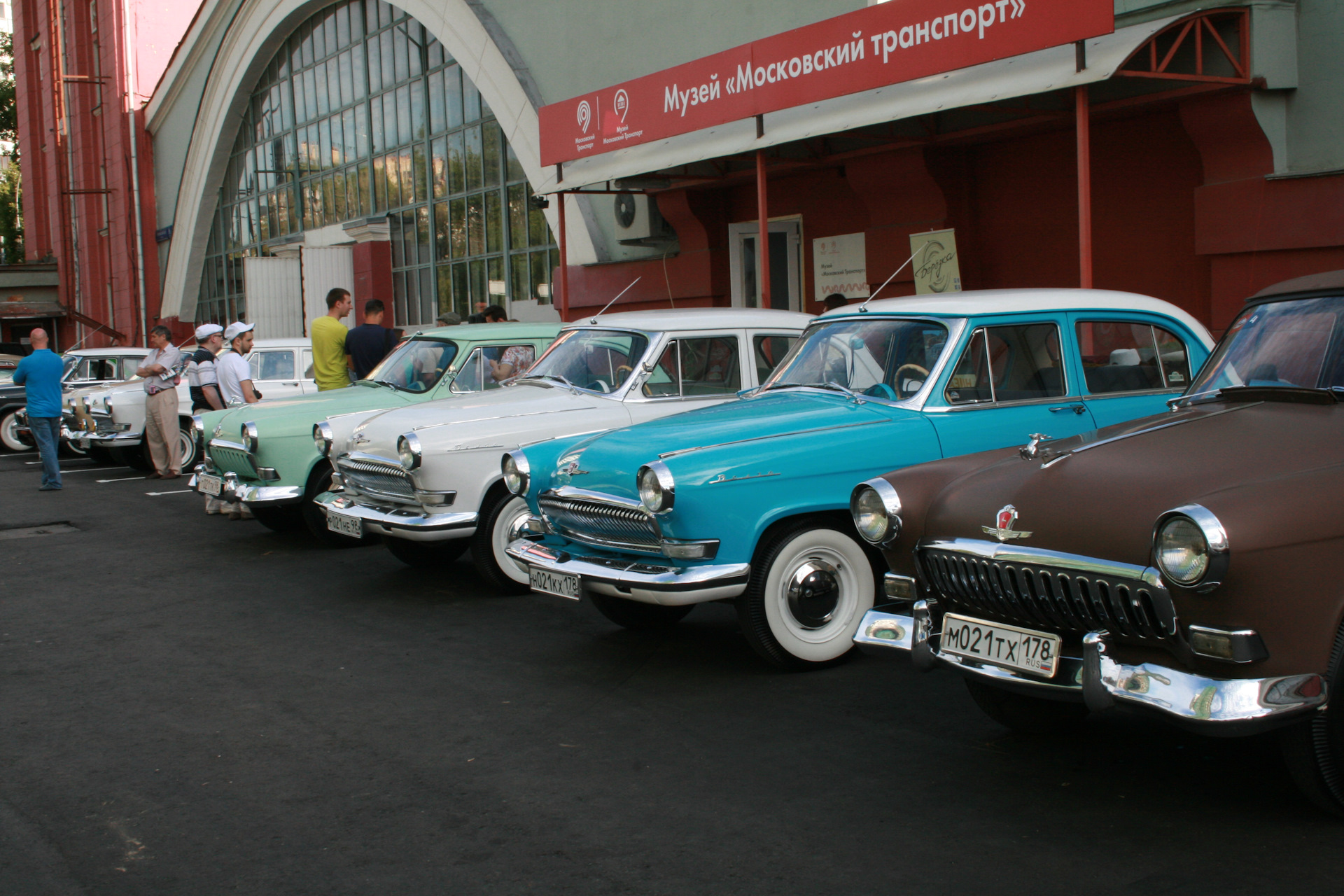 Автоволга нижний новгород. ГАЗ 21 Волга автопробег. Волга машина Европа. Самая большая Волга машина. Советская машина Волга 21 1959 года.