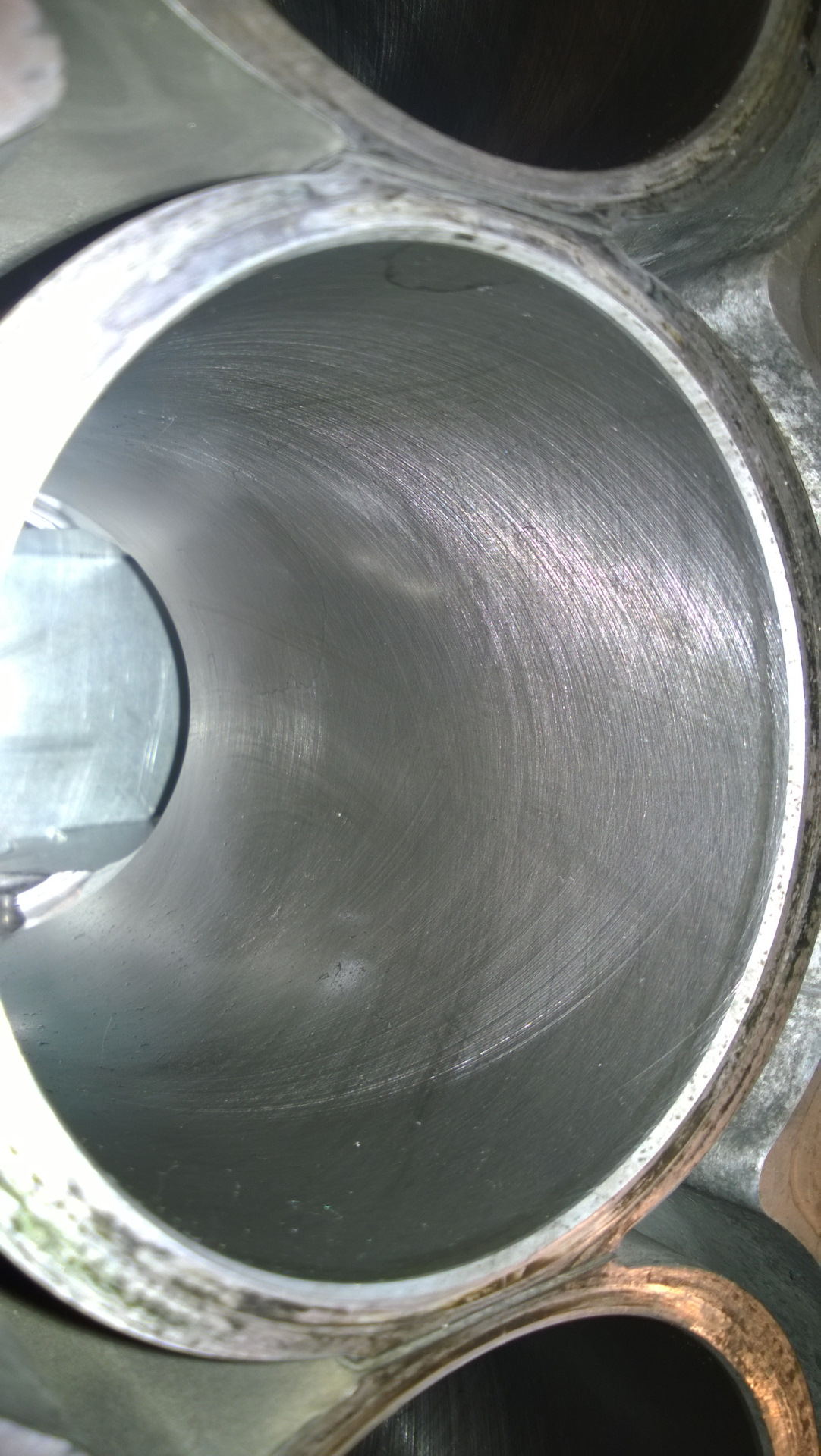 Хон двигателя. Хонингование цилиндров двигателя. Хон риска цилиндра. Зачем нужен хон. Хон на стенках цилиндров.