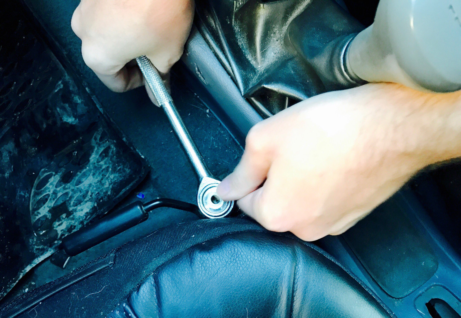 Как открутить сиденье. Ключ для снятия заднего сиденья авто. Как открутить сиденье. Кнопка подголовника volkswagen bora. Toyota aqua задние сиденья.