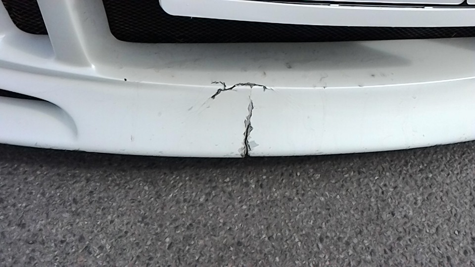 Спаять трещину на бампере. Починить трещину на бампере. Треснутый бампер. Треснутый бампер. Треснул бампер.