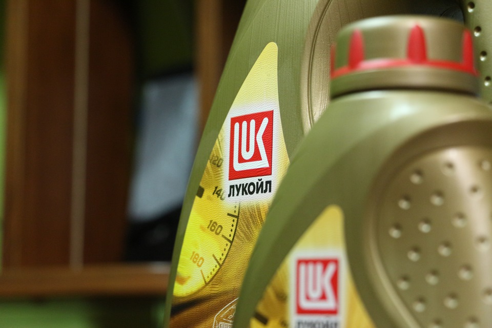 Лукойл масло отличить оригинал. Моторное масло Lukoil 5w-30 синтетическое Люкс. Масло моторное Лукойл отличить подделку. Лукойл Люкс подделывают. Масло Лукойл фото.