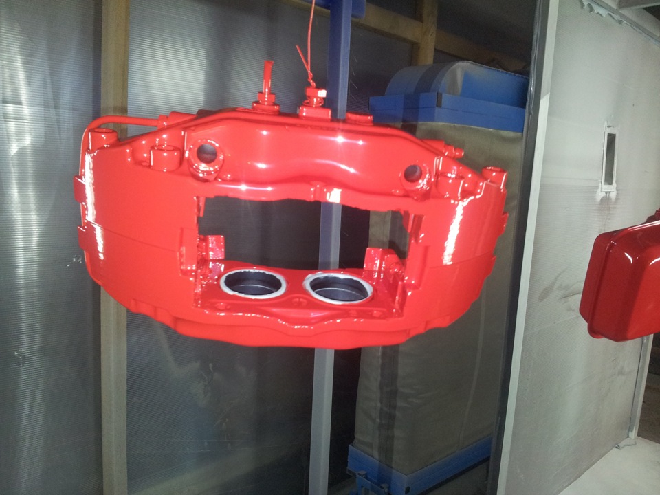 Покраска суппортов порошковой краской. Суппорта мерседес amg желтые. Суппорт полированный. Порошковая покраска суппортов ucf30. Порошковая покраска суппортов f10.