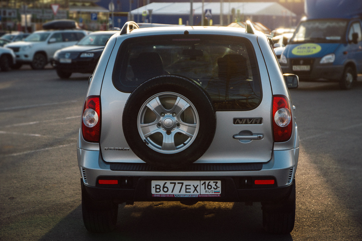 Шевроле нива пилот. Шевроле Нива серебристая. Niva Chevrolet серебристая. Серебристая Нива Шевроле сижу за рулем.