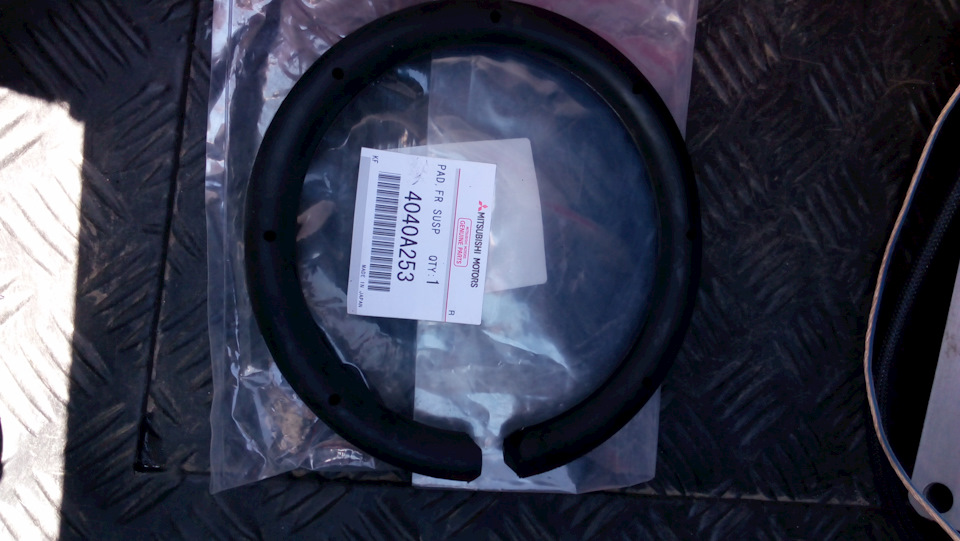 4040A253 НАКЛАДКА ПРУЖИНЫ ПЕРЕДНЕЙ ПОДВЕСКИ Mitsubishi | Запчасти на DRIVE2
