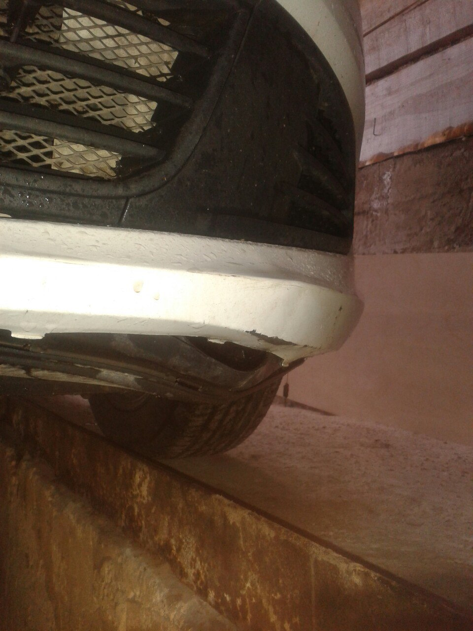 Был тут в отпуске. Чем замазать бампер? — Volkswagen Polo Sedan, 1,6 л ...